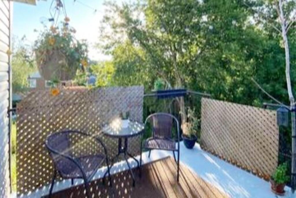 Bright & Cozy Apartment - Park Views, AC & Parking