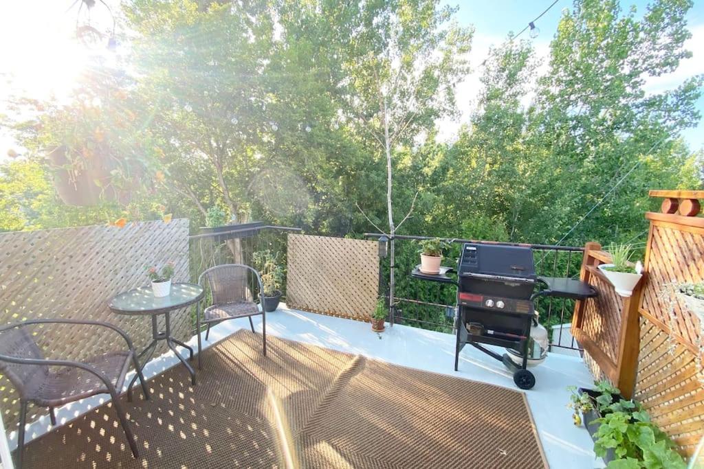 Bright & Cozy Apartment - Park Views, AC & Parking