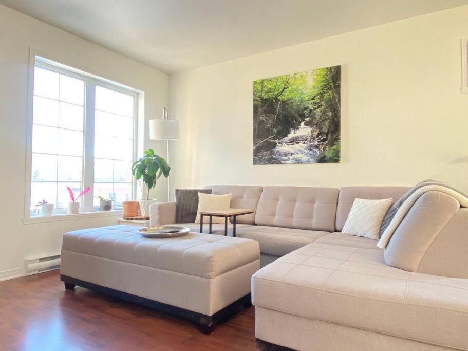 Bright & Cozy Apartment - Park Views, AC & Parking