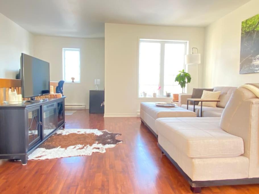 Bright & Cozy Apartment - Park Views, AC & Parking