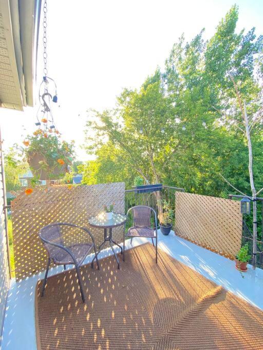 Bright & Cozy Apartment - Park Views, AC & Parking