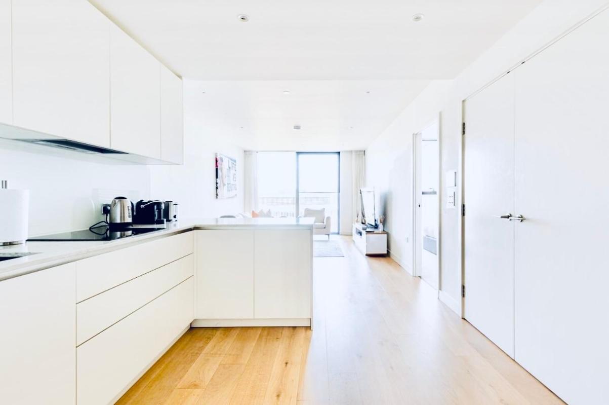 Luxury Canary Wharf skyline apartment view 5