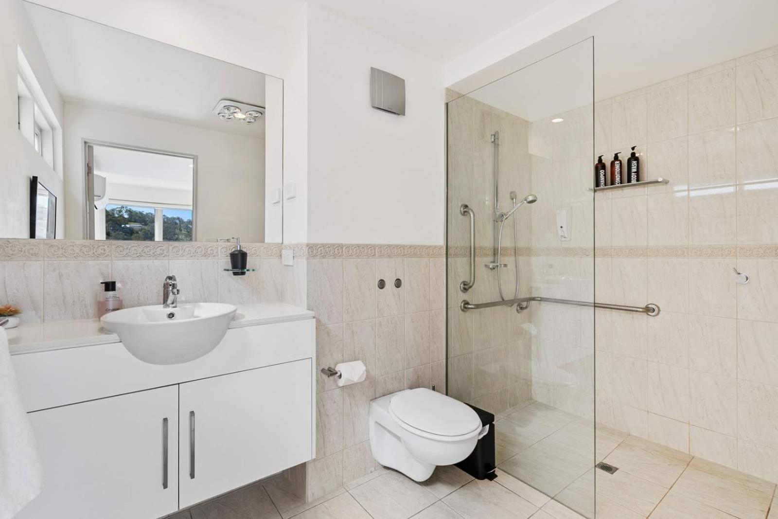 Karinya apartment waterfront views - 2 Bed 2 Bath