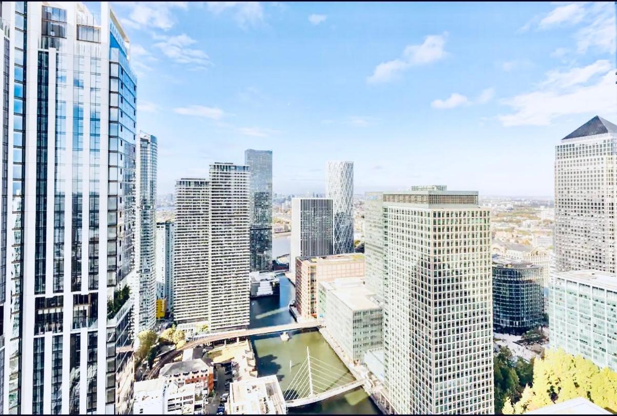 Luxury Canary Wharf skyline apartment view 2