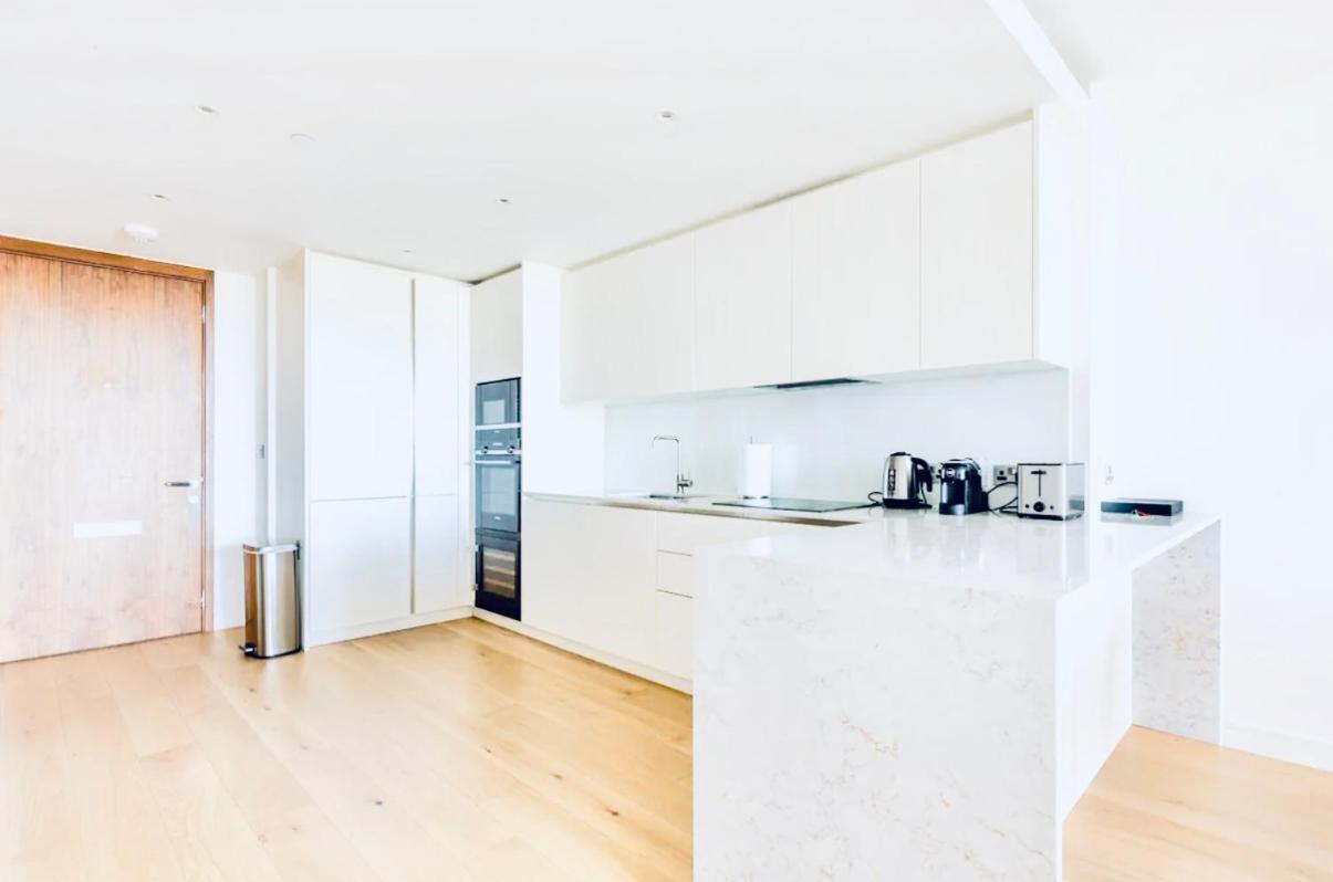 Luxury Canary Wharf skyline apartment view 4