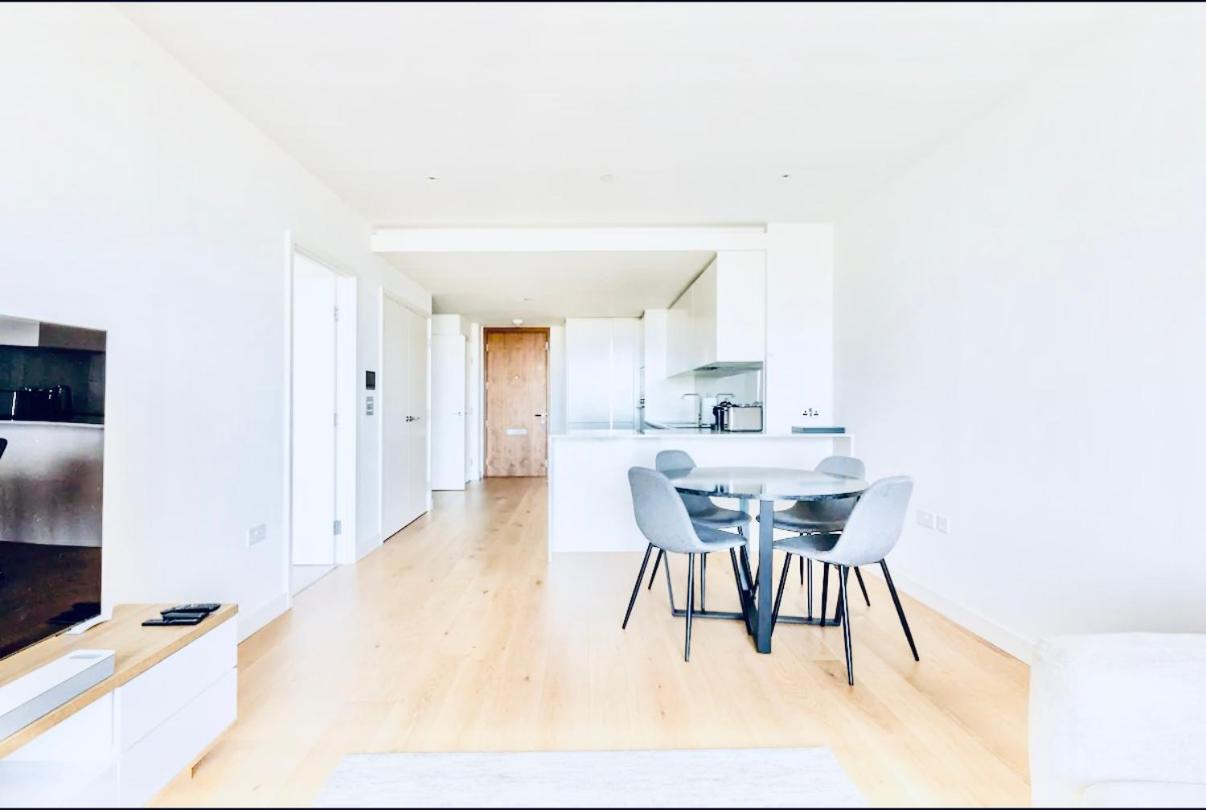 Luxury Canary Wharf skyline apartment view 3