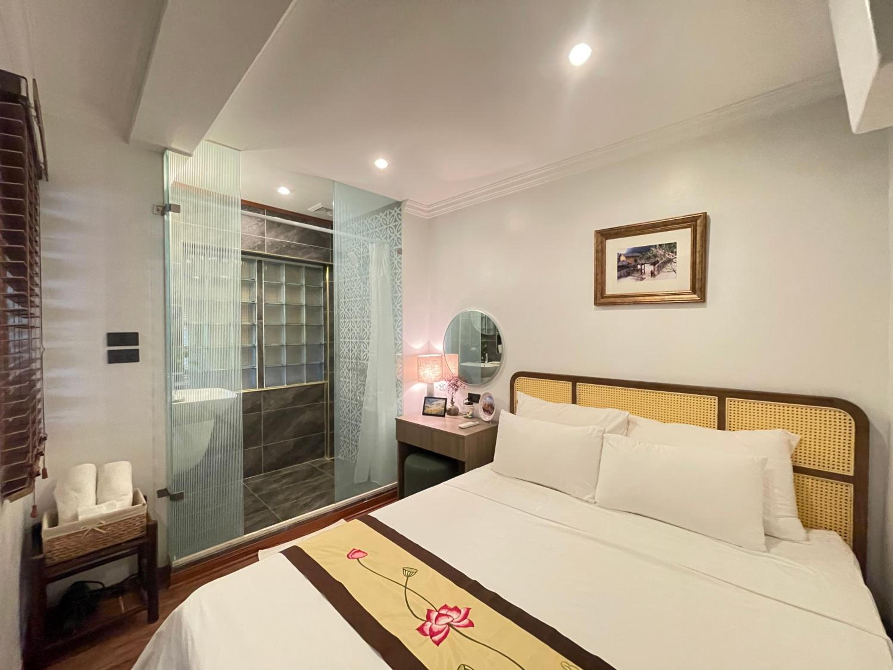 Amazing View, Natural View, 3' To Hoan Kiem Lake, Free Wifi, Netflix, 2 Beds, 1 Toilet-2 Showers