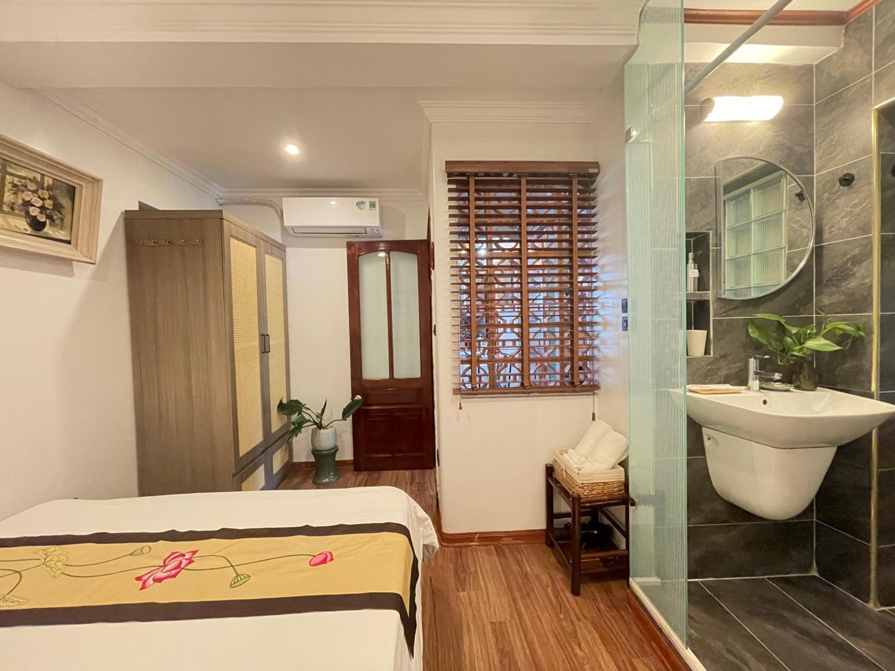 Amazing View, Natural View, 3' To Hoan Kiem Lake, Free Wifi, Netflix, 2 Beds, 1 Toilet-2 Showers