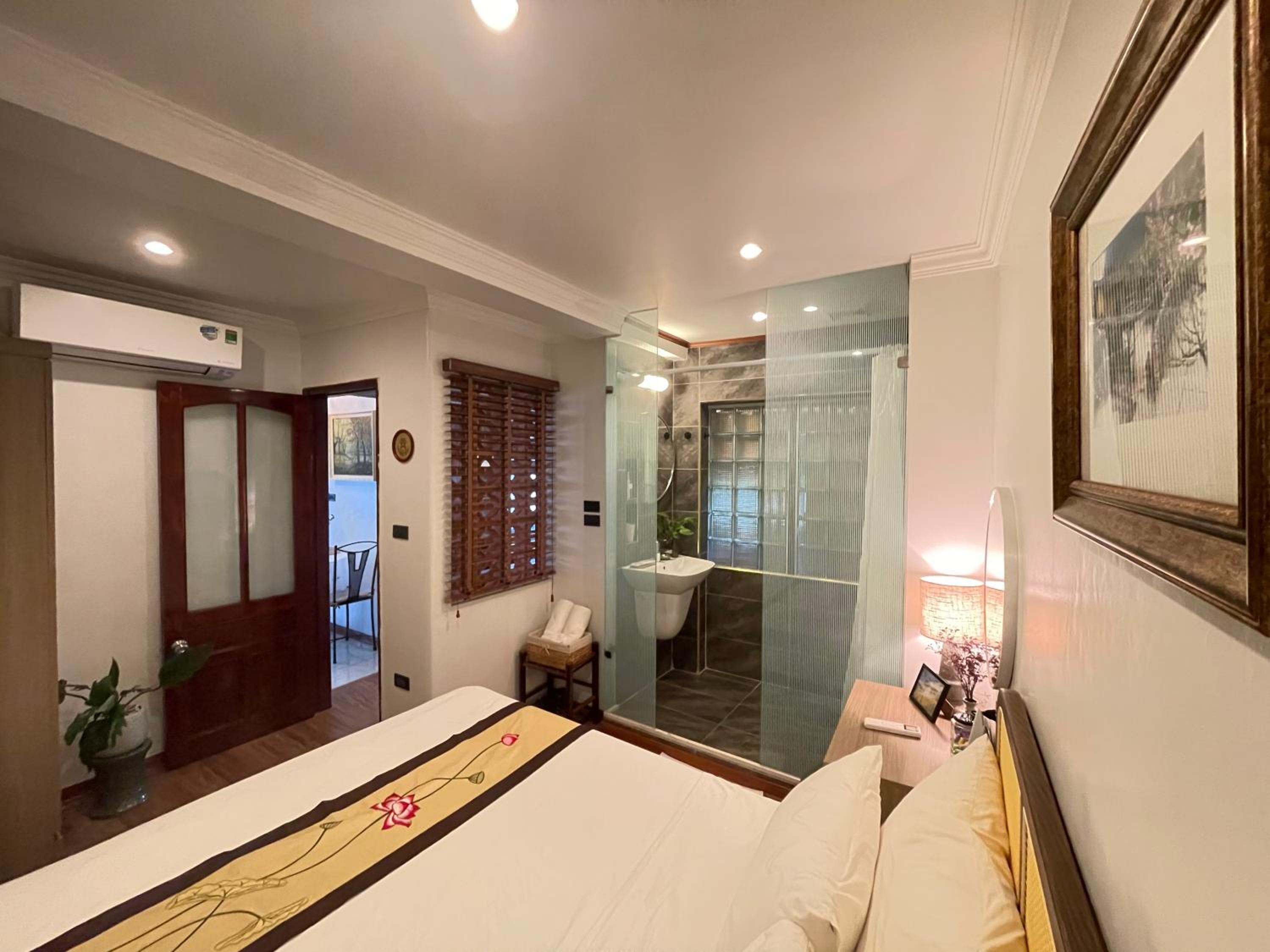 Amazing View, Natural View, 3' To Hoan Kiem Lake, Free Wifi, Netflix, 2 Beds, 1 Toilet-2 Showers