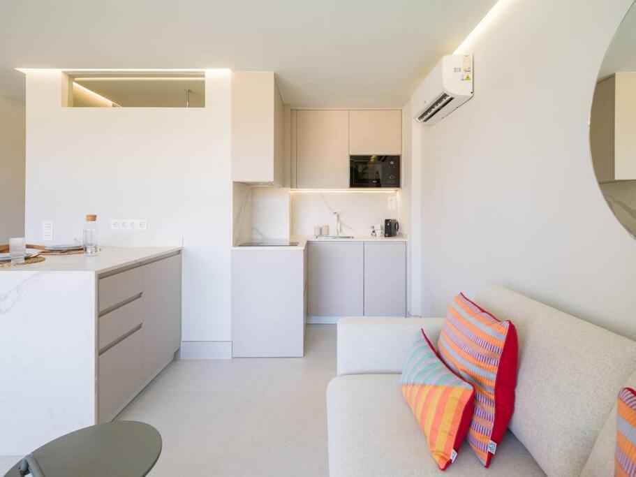 Freshly Renovated, Walk to Yumbo, Shops & Dining view 4