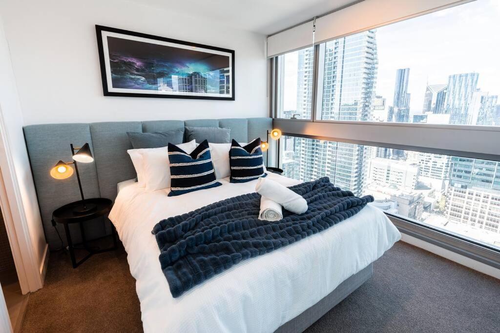 Breathtaking Views in Central Location with Parking