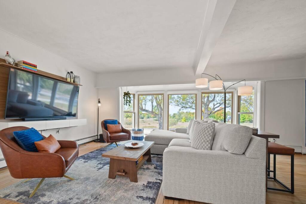 Farmhouse 1918 Grand Retreat for 12 people with Lake Views view 3