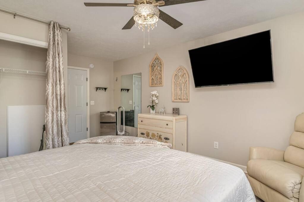 Sunny King Suite with Private Bath and Private Entrance view 3