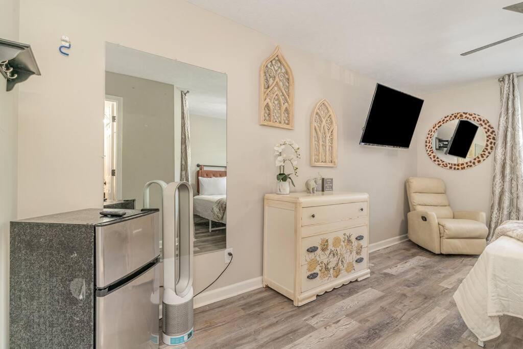Sunny King Suite with Private Bath and Private Entrance view 4