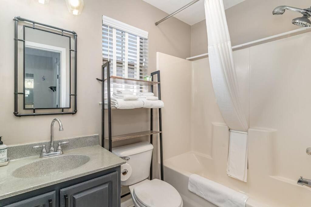 Sunny King Suite with Private Bath and Private Entrance view 5