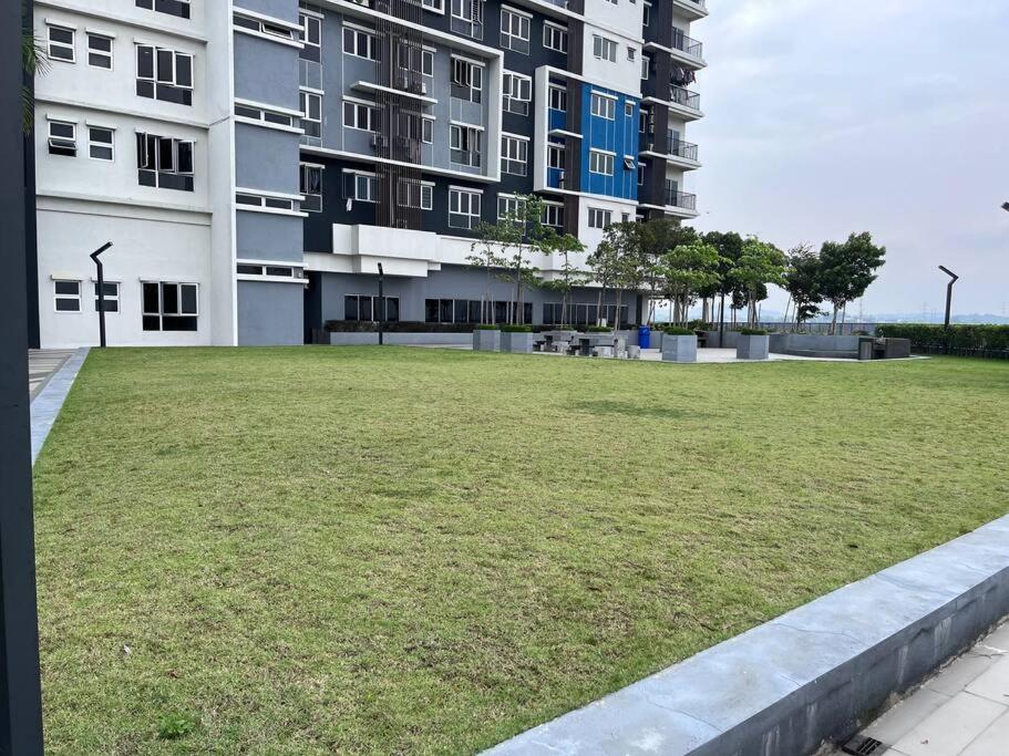 BlueLakeHomestay - LBS SkyLake Residence photo 6