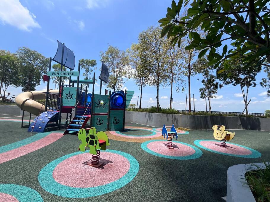 BlueLakeHomestay - LBS SkyLake Residence
