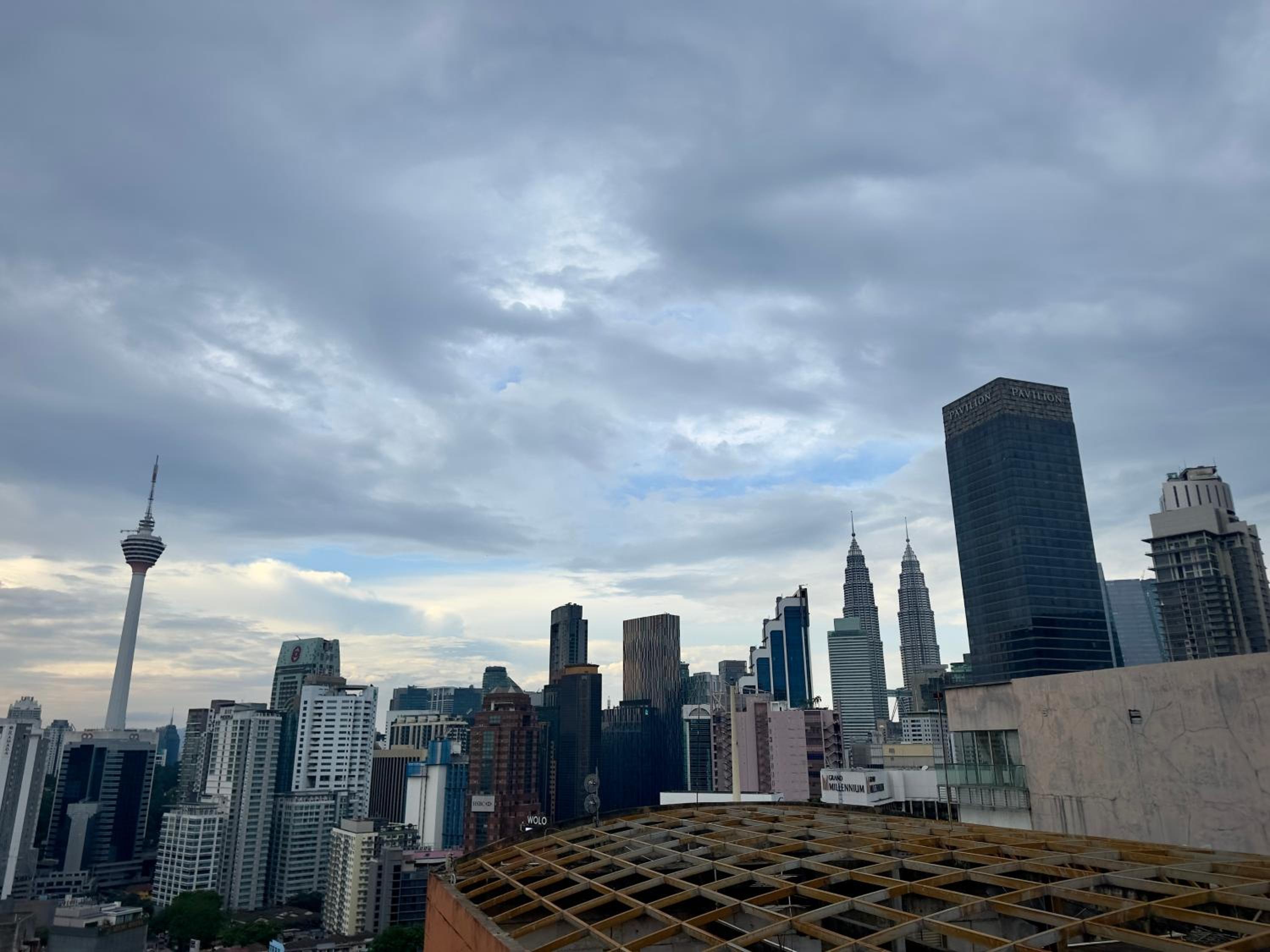 Near Pavilion Bukit Bintang Fairlane KLCC suites by Angel Rose