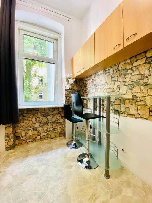 Comfy 3BR Apt In Prime Location