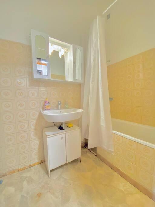 Comfy 3BR Apt In Prime Location