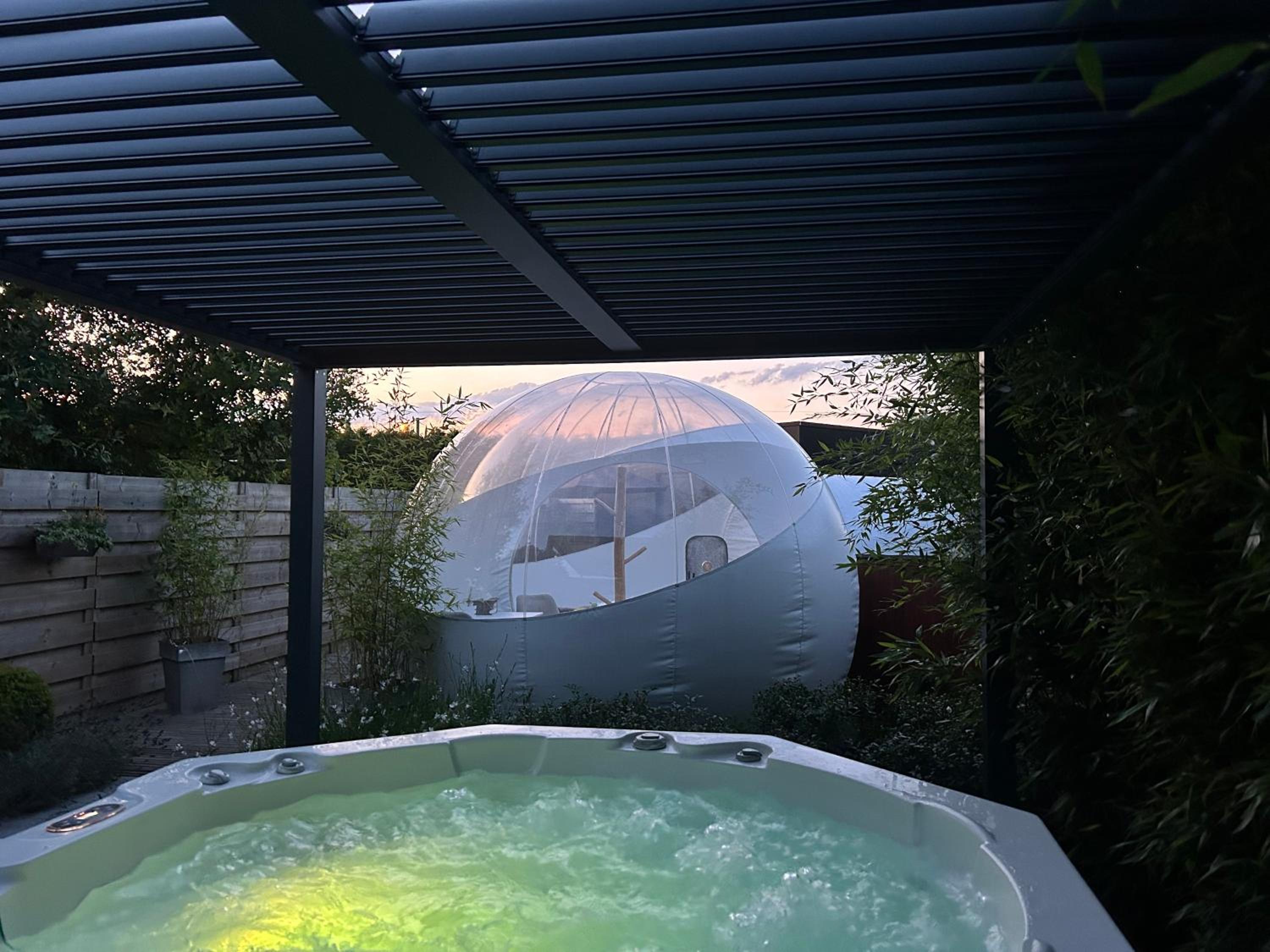 Dôme du puits avec jacuzzi et sauna privatif
