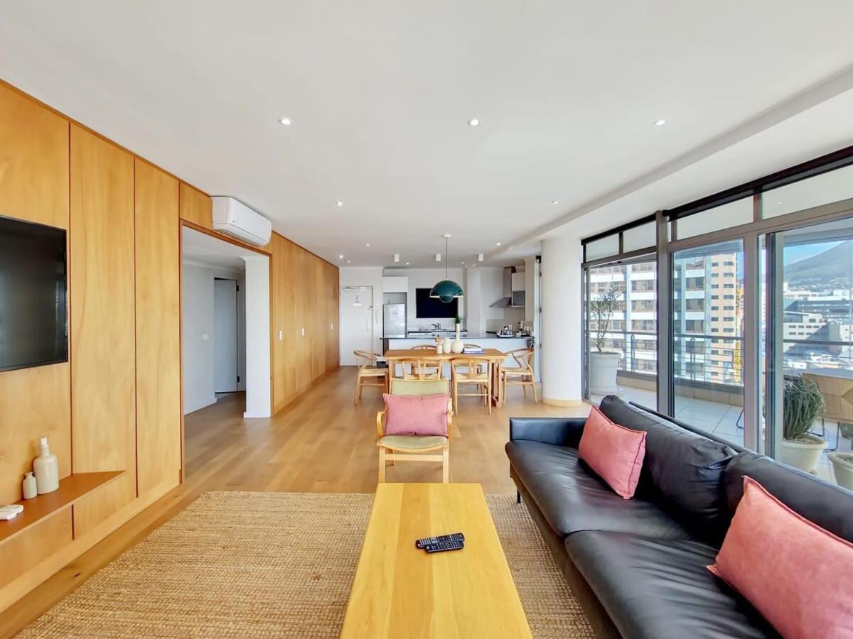 Stylish, Modern Apartment With Breathtaking Views. view 3