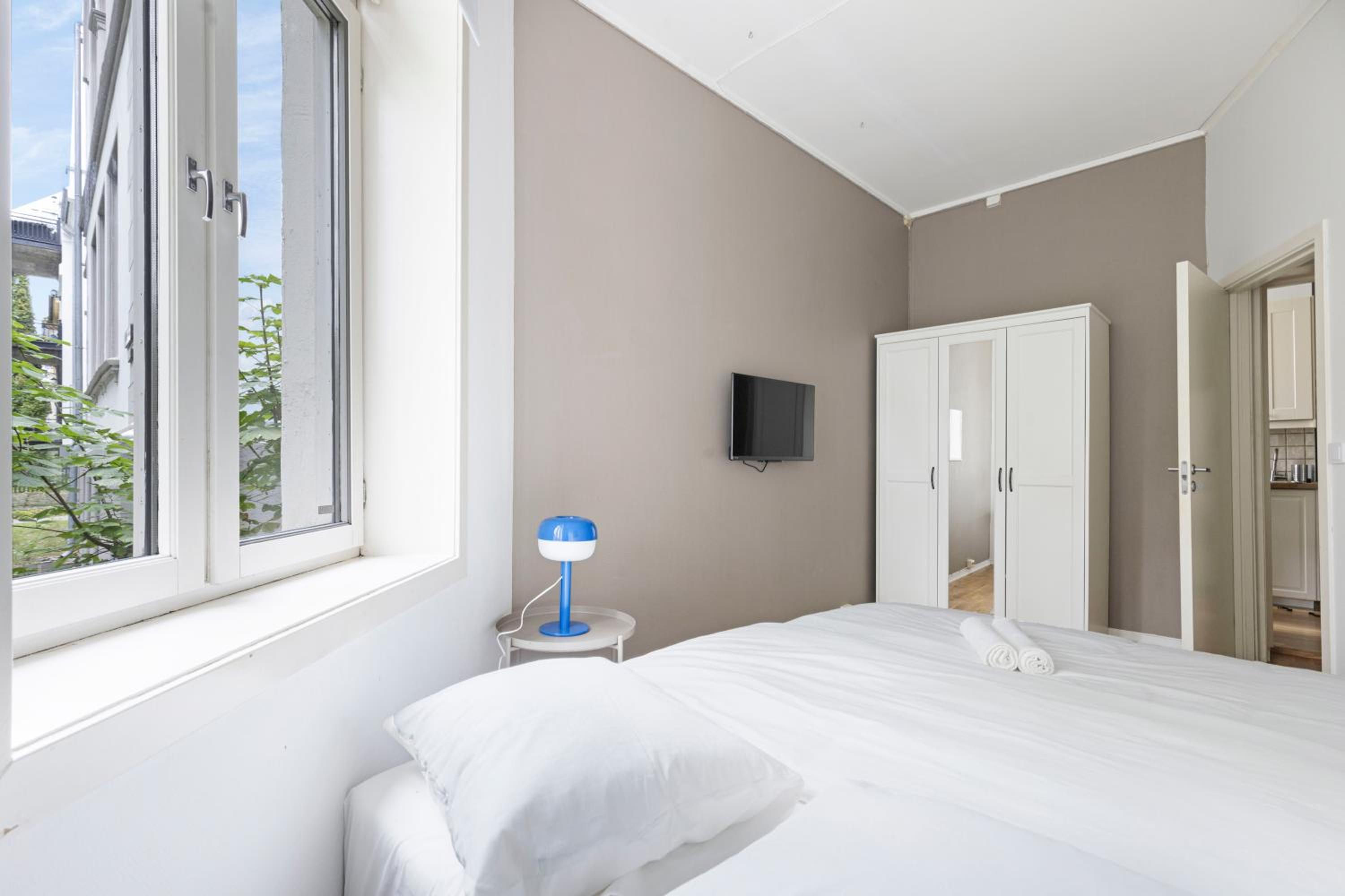 Cozy apartment with perfect location view 4