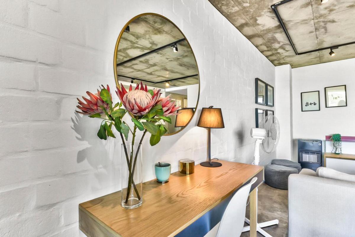 Modern Bo-Kaap Retreat with Mountain Views Pool view 4