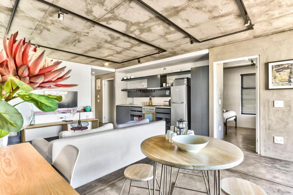 Modern Bo-Kaap Retreat with Mountain Views Pool view 5