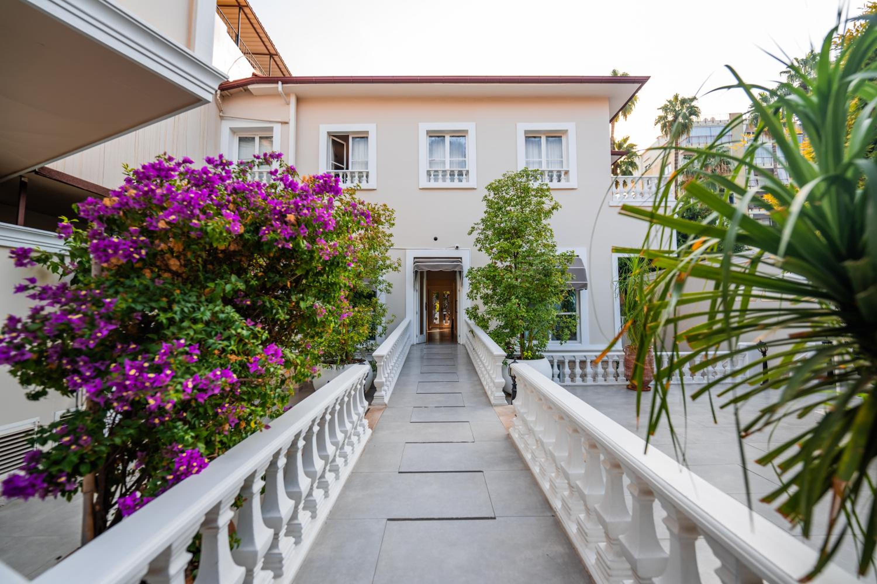 Elegance East Hotel - Image 85