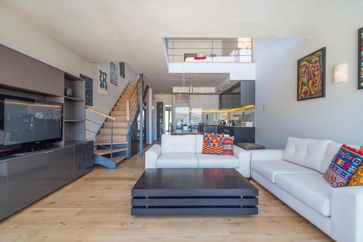 Modern City Loft - Balcony Scenic Mountain Views view 3
