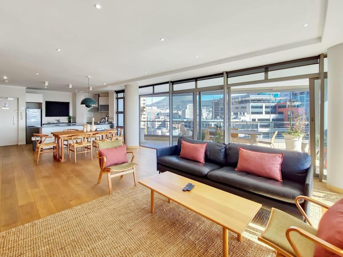 Stylish, Modern Apartment With Breathtaking Views. view 4