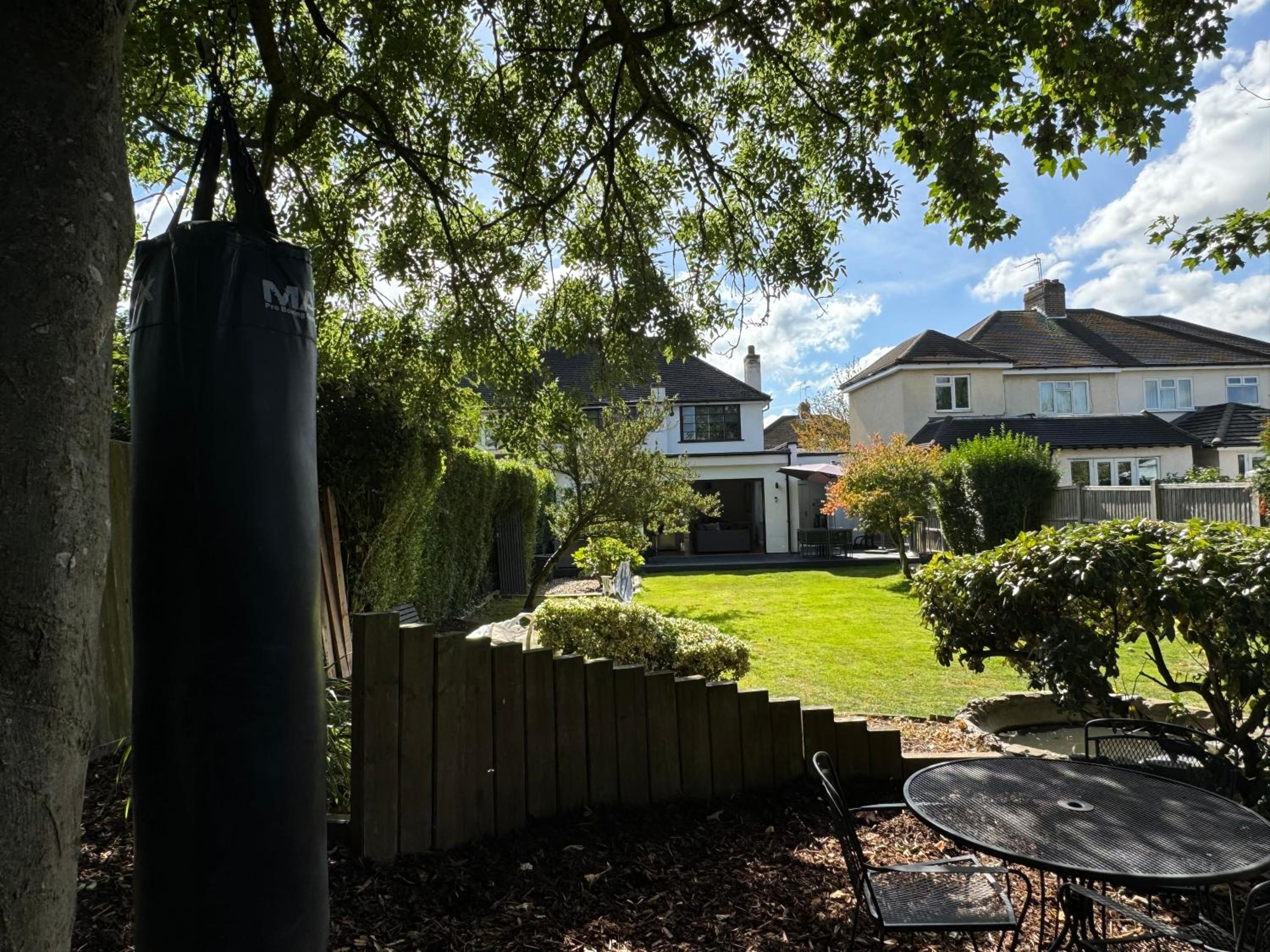 Spacious 4 beds house with FAST WIFI and FREE PARKING ideal for businesses, visiting family or relocation view 2