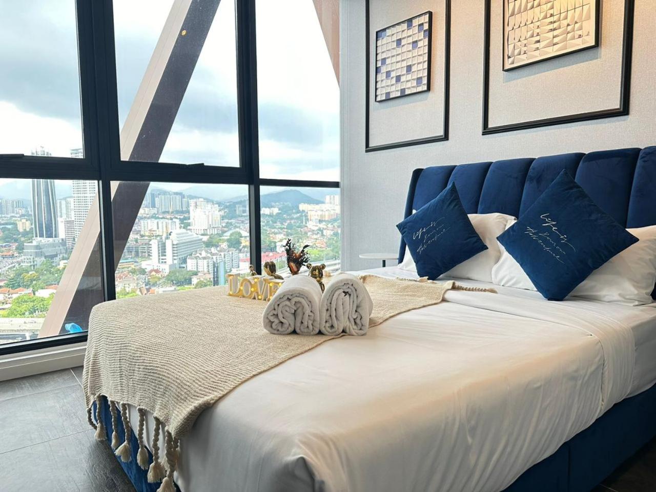 Scarletz Suites KLCC Twin Tower Infinity Pool by One39 KL