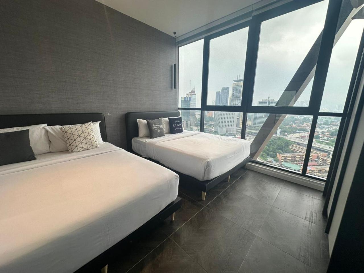Scarletz Suites KLCC Twin Tower Infinity Pool by One39 KL