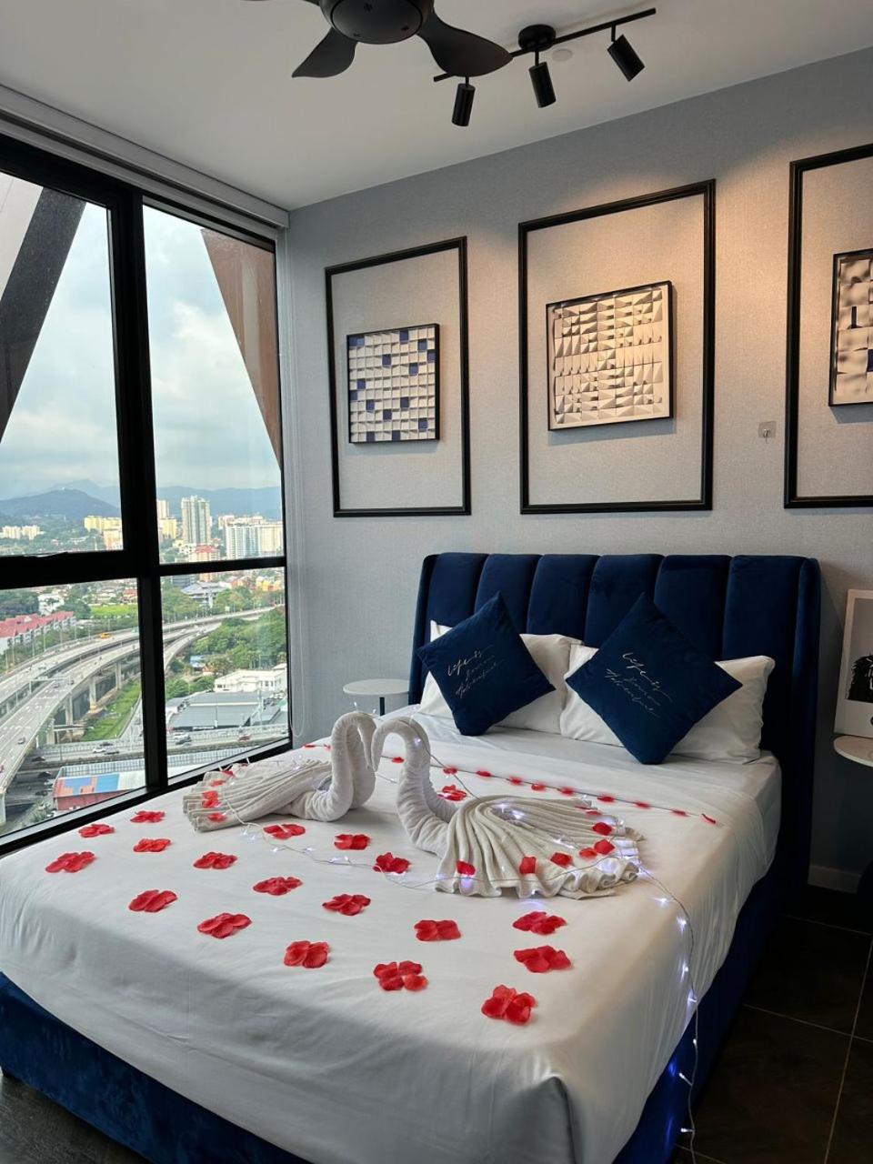 Scarletz Suites KLCC Twin Tower Infinity Pool by One39 KL