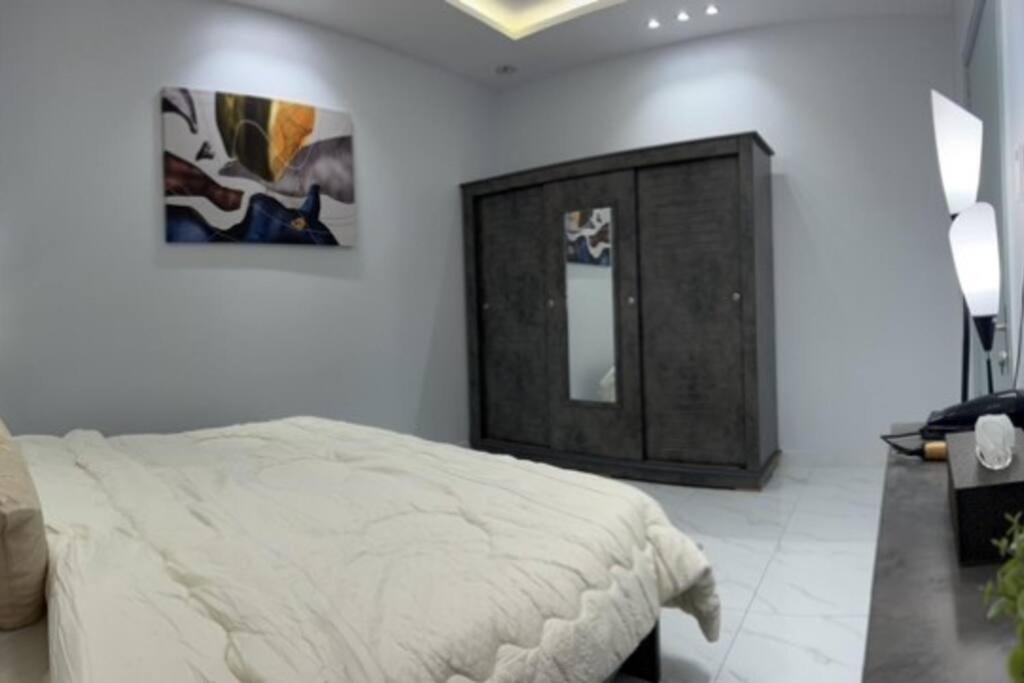 Luxury 1 BR Boulevard world 10 Min Nearby