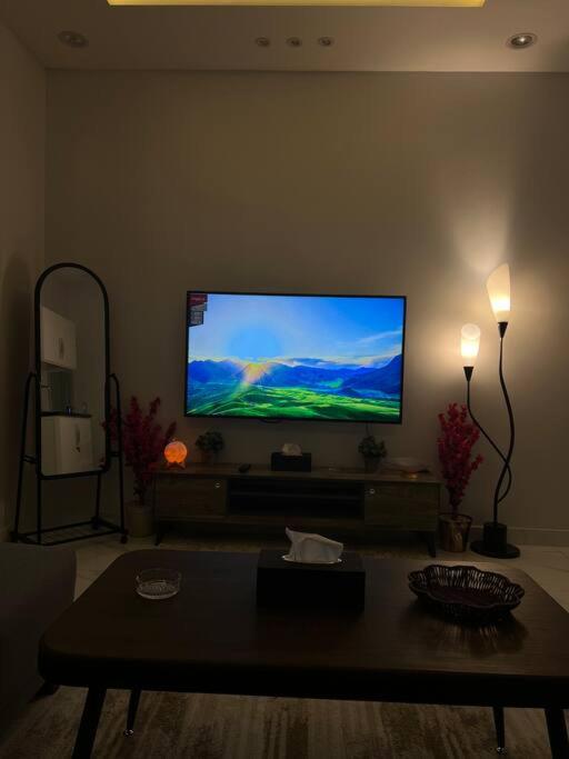 Luxury 1 BR Boulevard world 10 Min Nearby