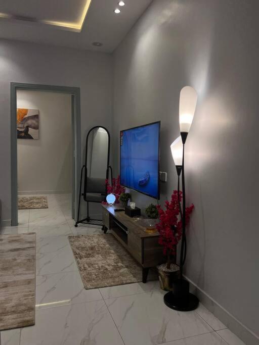 Luxury 1 BR Boulevard world 10 Min Nearby