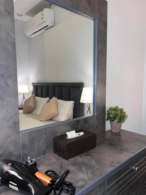 Luxury 1 BR Boulevard world 10 Min Nearby