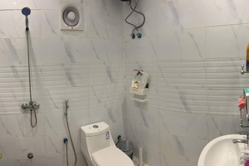 Luxury 1 BR Boulevard world 10 Min Nearby