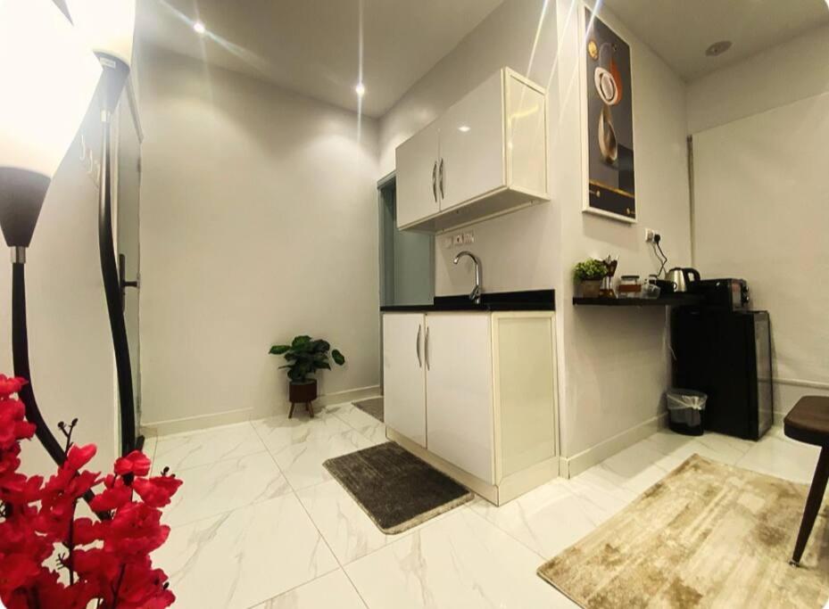 Luxury 1 BR Boulevard world 10 Min Nearby