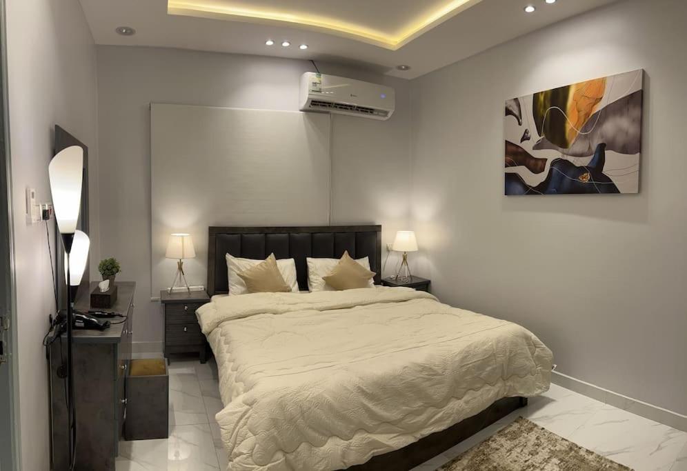 Luxury 1 BR Boulevard world 10 Min Nearby