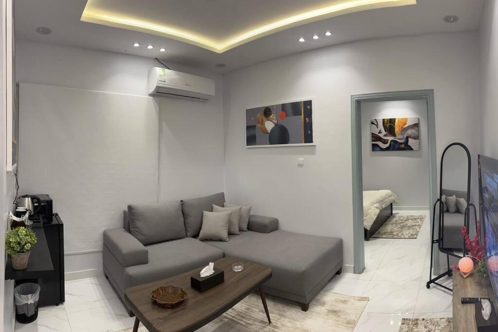 Luxury 1 BR Boulevard world 10 Min Nearby