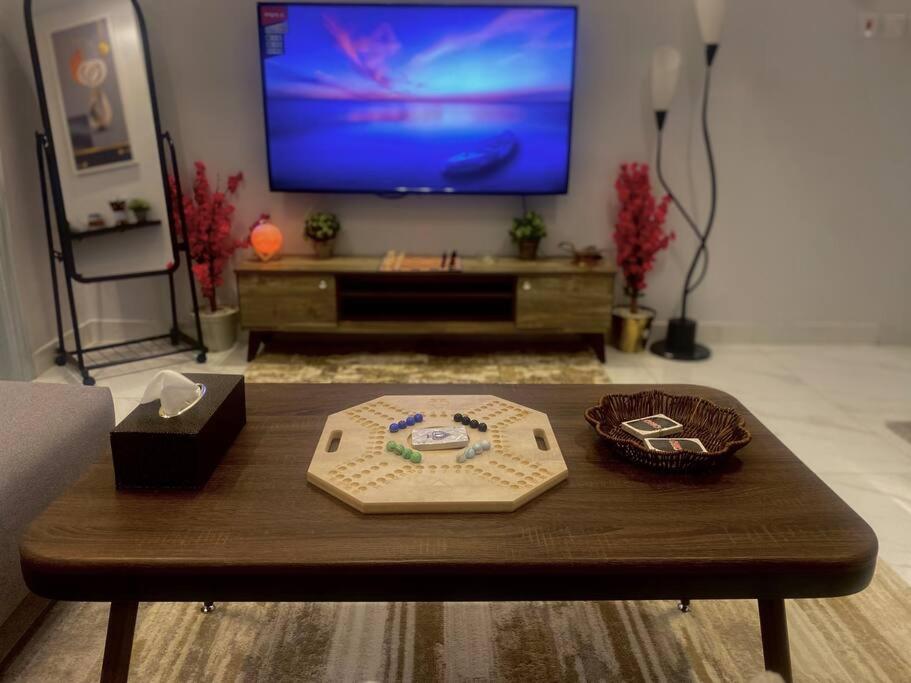 Luxury 1 BR Boulevard world 10 Min Nearby