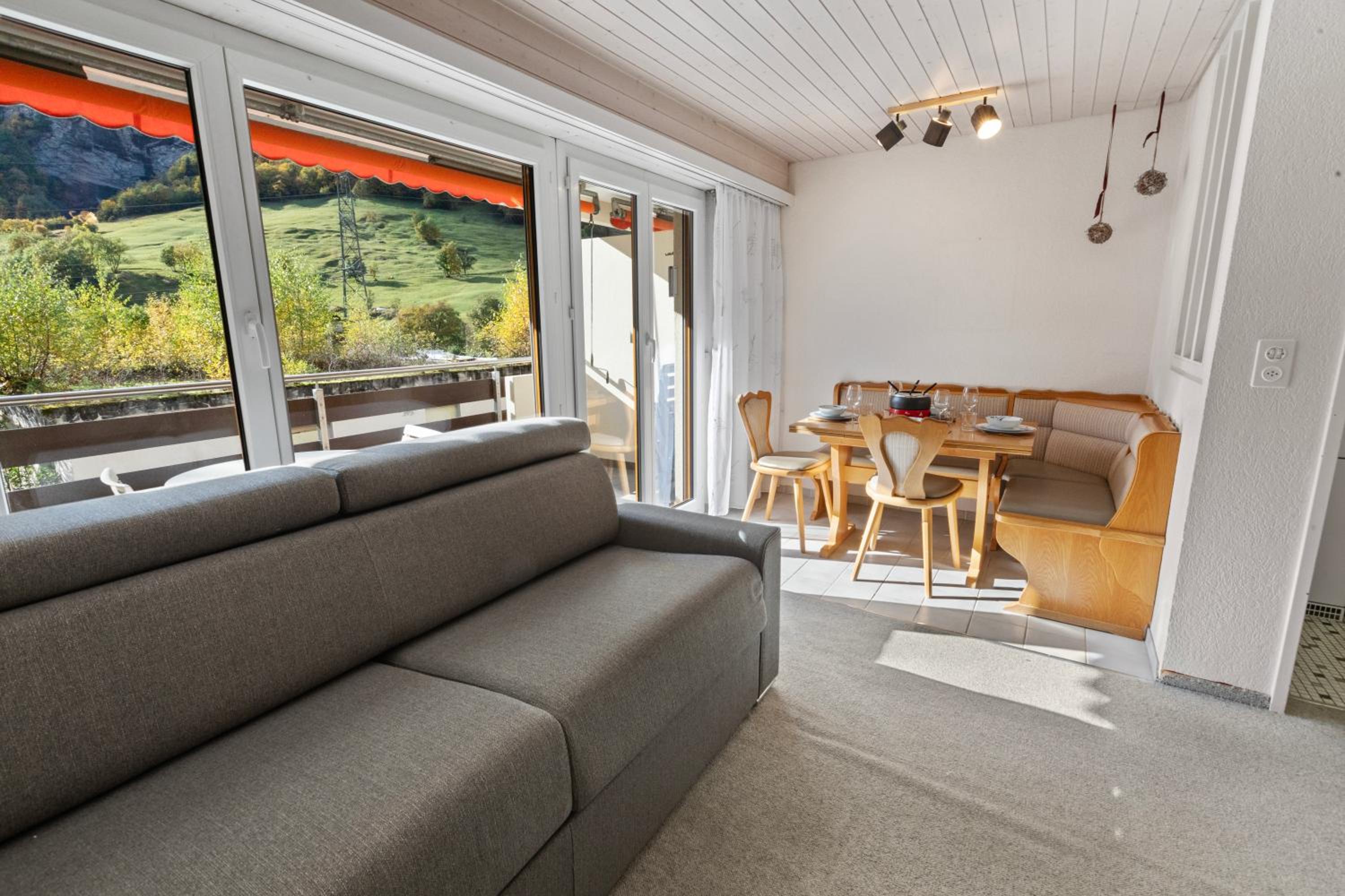 Studio lumineux avec vue sur les montagnes