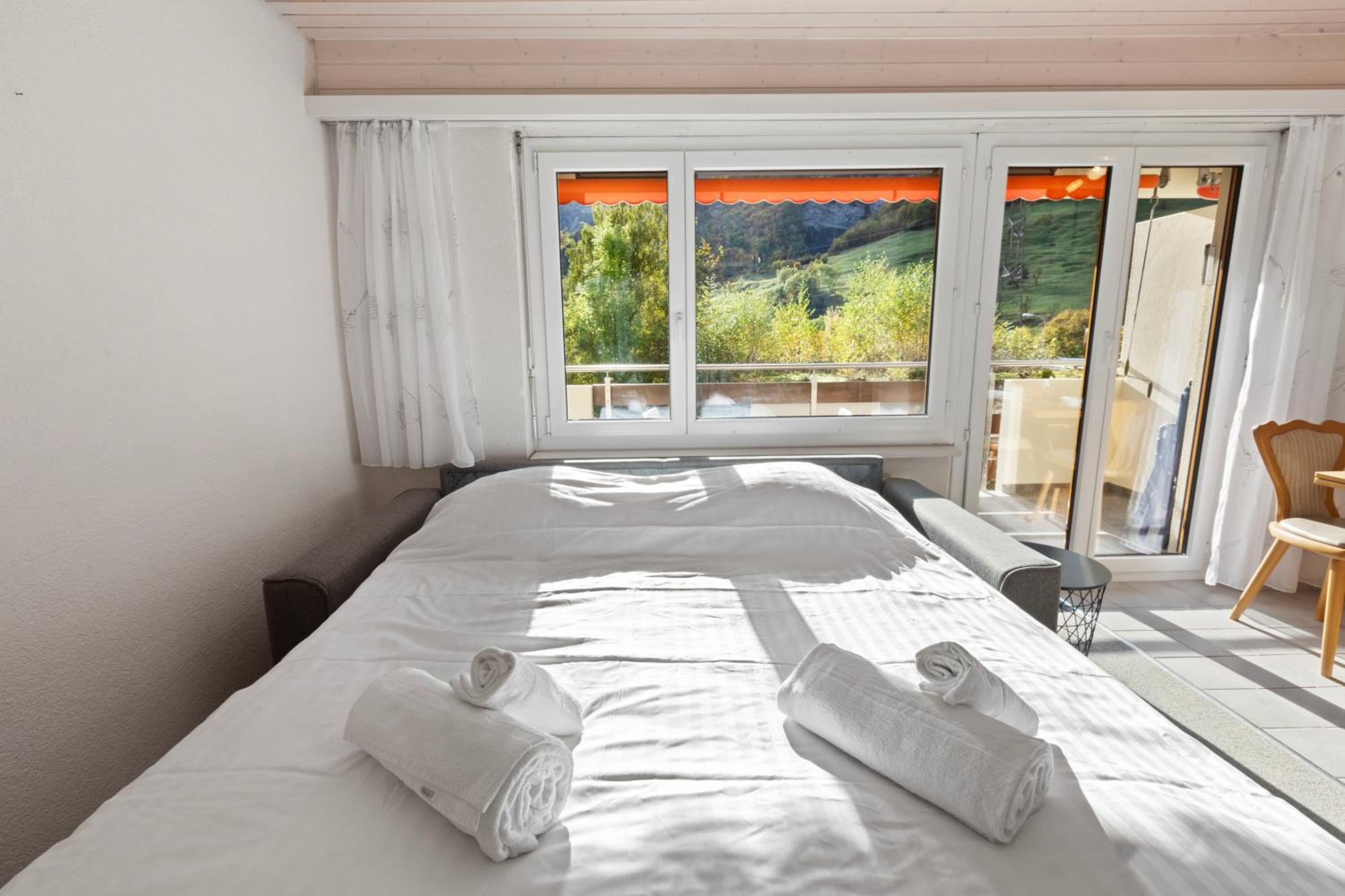Studio lumineux avec vue sur les montagnes