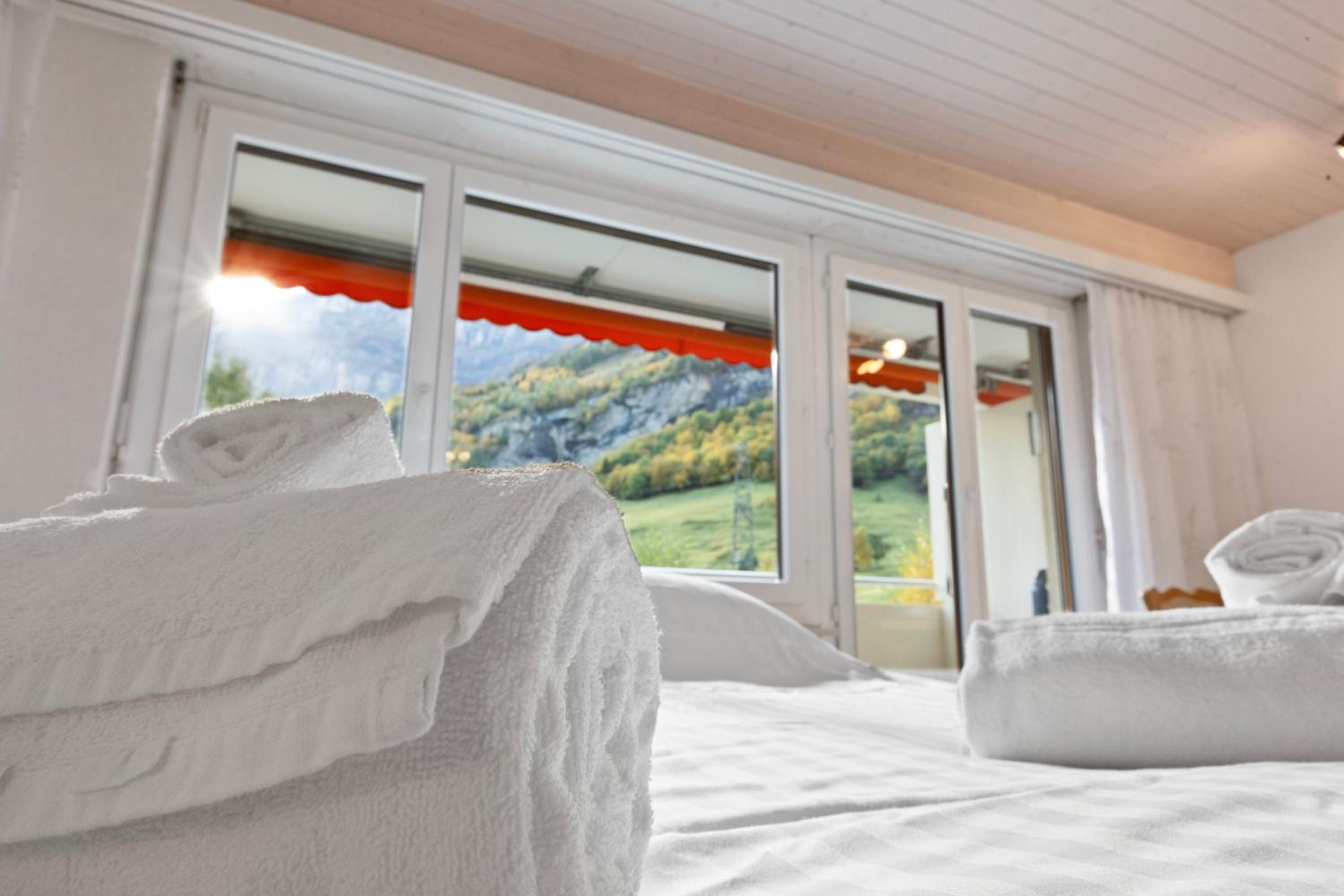 Studio lumineux avec vue sur les montagnes