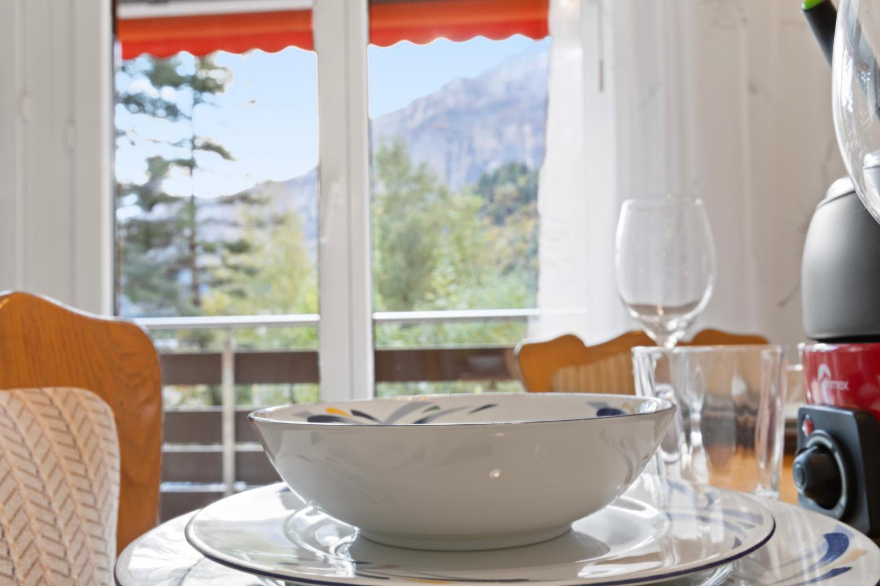 Studio lumineux avec vue sur les montagnes