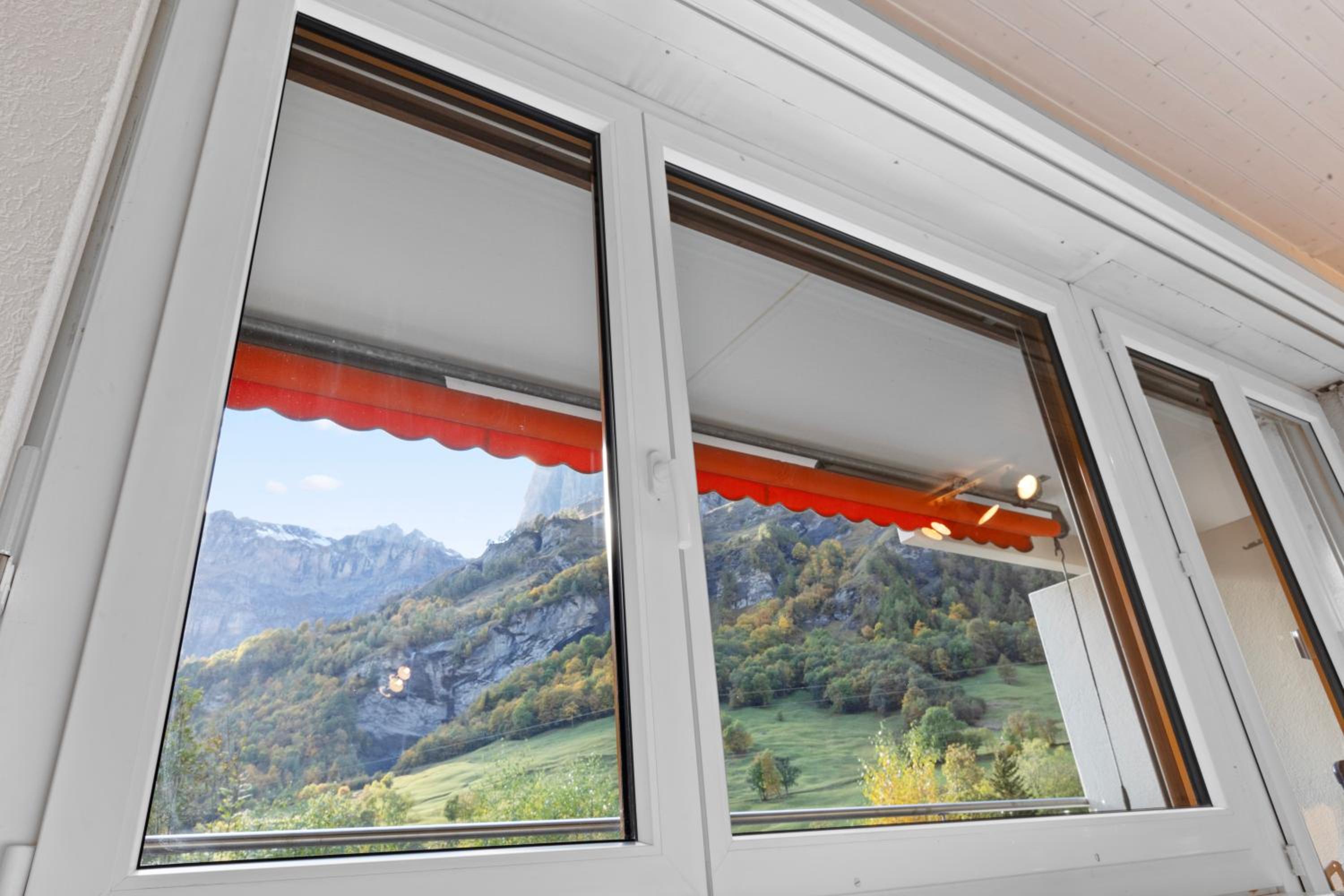 Studio lumineux avec vue sur les montagnes